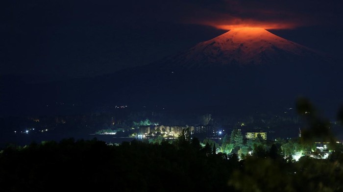 Pendar 'Cahaya Emas' dari Gunung Berapi di Chile The Villarrica volcano is seen at night from Villarrica town, Chile December 20, 2023. REUTERS/Cristobal Saavedra Escobar