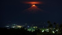 Gunung berapi Villarrica terlihat pada malam hari dari kota Villarrica, Chile, Rabu (20/12/2023).  