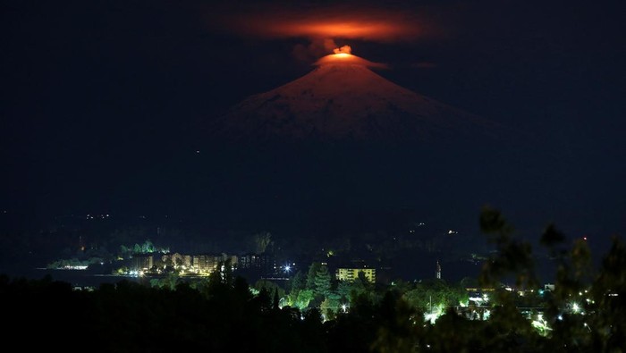 Pendar 'Cahaya Emas' dari Gunung Berapi di Chile The Villarrica volcano is seen at night from Villarrica town, Chile December 20, 2023. REUTERS/Cristobal Saavedra Escobar
