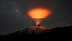 Pendar Cahaya Emas dari Gunung Berapi di Chile