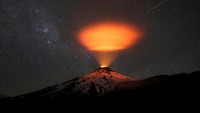 Gunung ini kerap mengeluarkan cahaya emas saat sedang aktif di malam hari.    