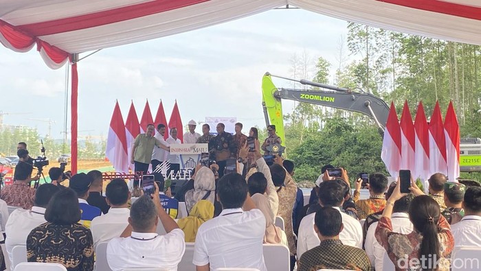 Penekanan tombol secara simbolis yang menandakan pembangunan hotel bintang tiga dan restoran yang dilakukan Presiden Jokowi bersama dengan PT Karya BSH Mandiri di IKN. Niken Dwi Sitoningrum/detikcom