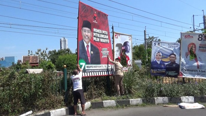 Penertiban APK oleh Bawaslu dan Tim Gabungan di Solo, Kamis (21/12/2023).