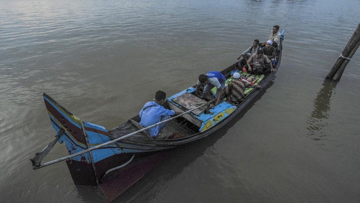 Pihak keluarga membawa pasien menggunakan perahu motor usai mendapatkan perawatan di RSUD KH Daud Arif Kuala Tungkal saat pemulangannya ke kampung halaman di Kecamatan Seberang Kota dari Pelabuhan LLASDP Tanjung Jabung Barat, Jambi, Rabu (20/12/2023). Kecamatan Seberang Kota yang berada di wilayah pesisir dan dipisahkan muara sungai merupakan salah satu desa terisolir yang baru memiliki fasilitas kesehatan tingkat pertama atau Puskesmas sehingga untuk mendapatkan layanan kesehatan di rumah sakit warga setempat harus menyeberangi sungai menggunakan kapal atau perahu motor dengan jarak tempuh hampir satu jam. ANTARA FOTO/Wahdi Septiawan/foc.