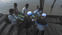 Pihak keluarga membawa pasien menggunakan perahu motor usai mendapatkan perawatan di RSUD KH Daud Arif Kuala Tungkal saat pemulangannya ke kampung halaman di Kecamatan Seberang Kota dari Pelabuhan LLASDP Tanjung Jabung Barat, Jambi, Rabu (20/12/2023).