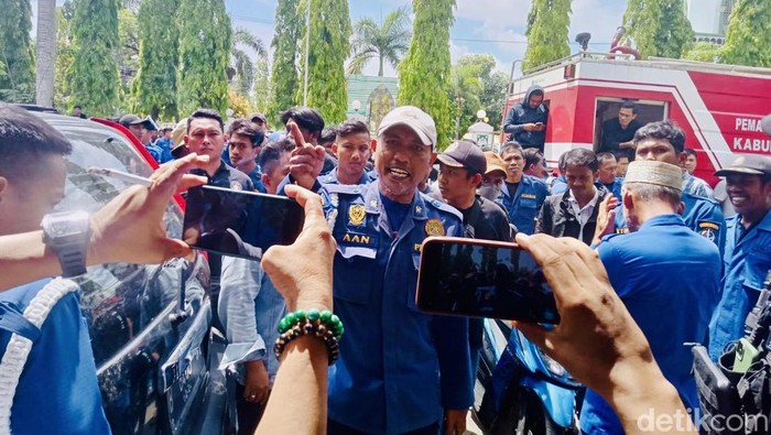 Personel Damkar Bone menggelar demonstrasi di Kantor BKPSDM Bone.