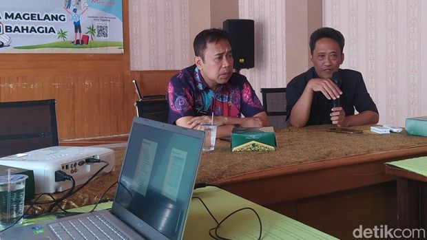 Kepala Disporapar Kota Magelang Sarwo Imam Santosa (memakai baju batik).
