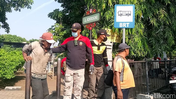 Petugas Satpol PP Kota Semarang melakukan razia pengemis, gelandangan dan ODGJ jelang Nataru, Kamis (21/12/2023).