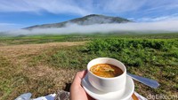 Kami menghabiskan cukup banyak waktu untuk menikmati sajian makanan, serta sajian alam yang menawan. Memandangi hamparan rerumputan Savana Bromo yang telah kembali menghijau, sembari mencicipi makanan dan minuman yang disediakan, tentunya pengalaman syahdu yang begitu menarik.