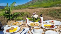 Tak hanya dapat dinikmati secara experience, pengalaman ini tentunya juga sangat sulit jika tidak diabadikan. Bagi traveler yang ingin menikmati pengalaman ini, traveler dapat memesan experience bernama Tengger Caldera Wonders di Plataran Bromo. Biayanya yakni Rp 2 juta++ (21 persen) untuk dua orang.