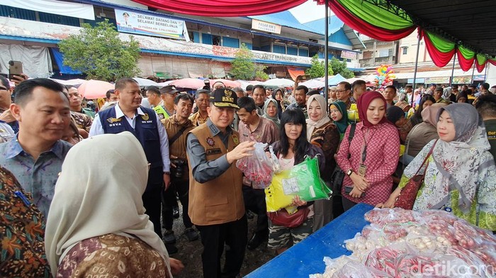 Pj Gubernur membagikan cabai gratis kepada warga yang beli pangan murah di Pasar Km 5.