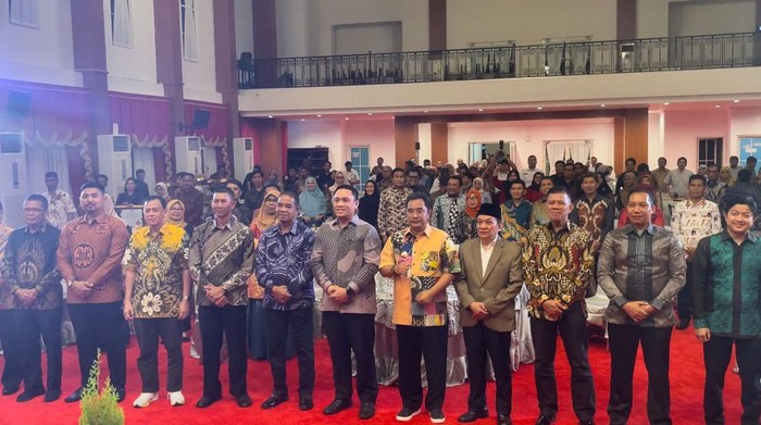 Pj Gubernur Sulsel Bahtiar Baharuddin dan jajaran dalam penganugerahan keterbukaan informasi oleh KI Sulsel. Dokumen Istimewa