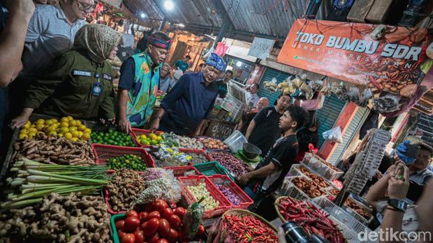 Pj Wali Kota Bandung Bambang Tirtoyuliono saat meninjau harga pangan di Bandung