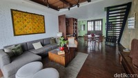 Kamar-kamar di sini tersedia di dalam satu rumah besar yang memiliki area living room juga area meja makan. Jadi, selain dapat bersantai di dalam kamar, traveler juga bisa saling bercengkerama dengan penghuni lain di area ruang tamu.