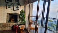 Terkhusus malam hari, kabut kerap menyelimuti area hotel. Untuk menghangatkan diri, traveler pun bisa menikmati air hangat yang tersedia di kamar mandi, minuman hangat, ataupun melakukan aktivitas spa yang juga tersedia. Namun, suasana dingin di malam hari pun dirasa tak terlalu ekstrim. Suhu dingin tidak terlalu menusuk yang mungkin karena konsep bergaya skandinavia yang penuh kayu.