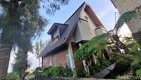 Selain menyuguhkan pemandangan yang ciamik, tempat ini juga memiliki konsep arsitektur yang sangat memanjakan mata. Lewat perpaduan bentuk bangunan, area taman, area terbuka, hingga konsep penginapan yang unik.
