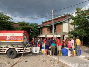 Bengawan Solo Tercemar Limbah Ciu, PMI Pasok Air Bersih ke Warga