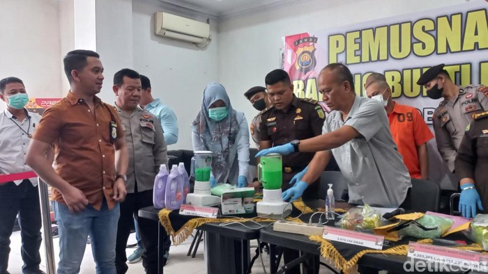 Polda Jambi musnahkan barang bukti narkoba dengan diblender.