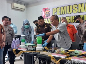 Polda Jambi Musnahkan Narkoba, Sabu Dicampur Detergen-Ekstasi Diblender