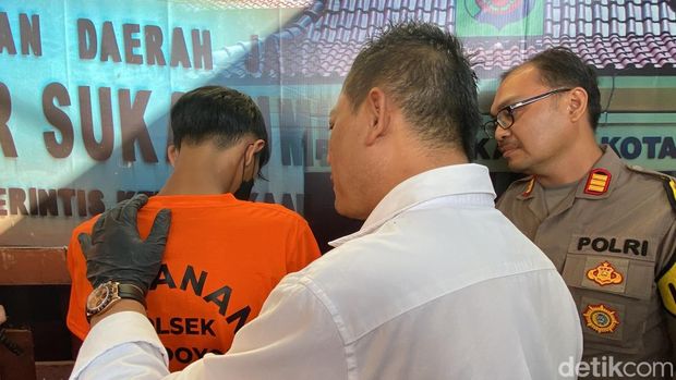 Polisi dalam konferensi pers usai menangkap tiga orang pelajar yang terlibat dalam tawuran berdarah di Kota Sukabumi.