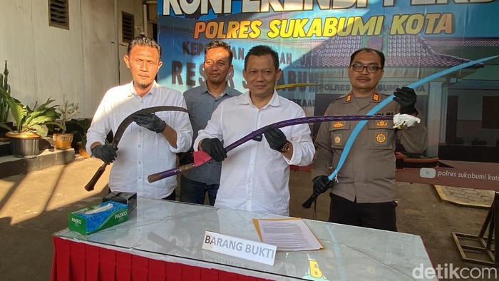 Polisi dalam konferensi pers usai menangkap tiga orang pelajar yang terlibat dalam tawuran berdarah di Kota Sukabumi.