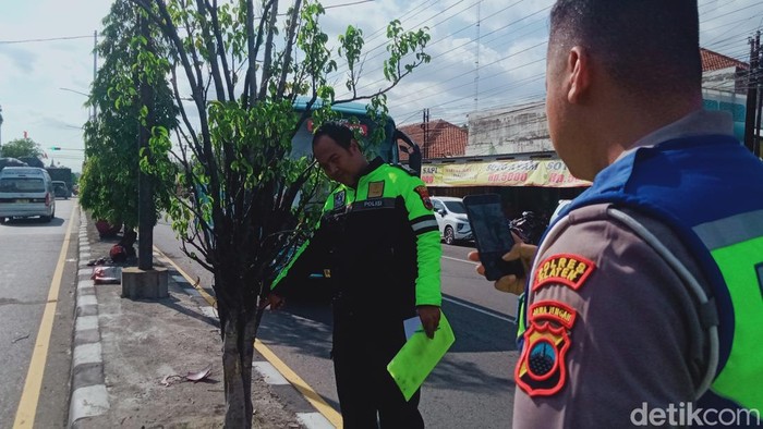 Polisi melakukan olah TKP usai terjadi kecelakaan di jalan Jogja-Solo, desa Trunuh, Kecamatan Klaten Selatan, Kamis (21/12/2023).