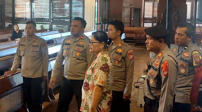 Polres Jaksel mengecek pengamanan di Gereja St Stevanus Cilandak, Jakarta Selatan