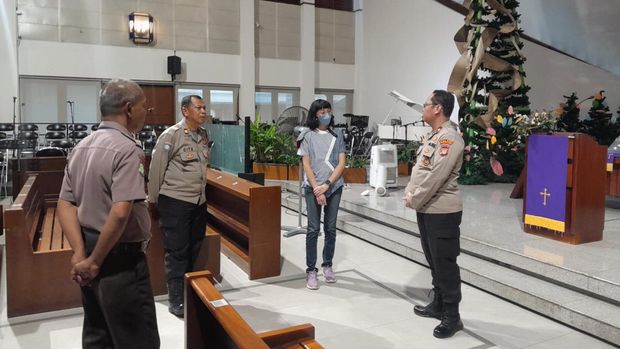 Polsek Kebayoran Baru mengecek 26 gereja yang berlokasi di Kebayoran Baru, Jaksel. Pengecekan dilakukan untuk memastikan situasi aman dan kondusif saat Natal. (dok ist)