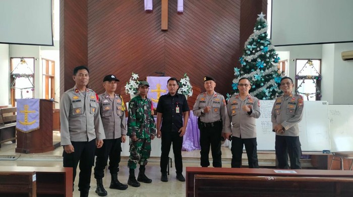 Polsek Pancoran mengecek gereja memastikan keamanan jelang Natal