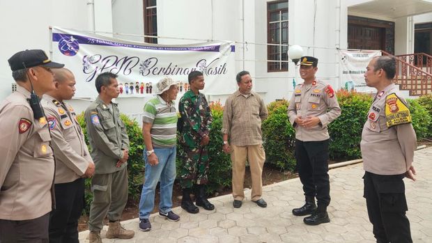 Polsek Pancoran mengecek gereja memastikan keamanan jelang Natal