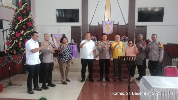 Polsek Pesanggrahan mengecek keamanan gereja jelang Natal