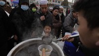 Suhu yang sangat dingin diperkirakan akan terus berlanjut di wilayah tersebut namun banyak warga yang terlalu takut untuk kembali ke rumah, dan malah berkerumun di sekitar api unggun hingga dapur umum di ruang terbuka.