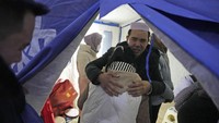 Laporan media pemerintah sebelumnya menyebut gempa dengan magnitudo 6,2 di daerah Jishishan dekat perbatasan provinsi Gansu dan Qinghai menghancurkan atau merusak lebih dari 150.000 rumah. Pada Rabu (20/12/2023) pagi, pihak berwenang mengatakan jumlah korban tewas resmi meningkat menjadi 131 orang di Gansu dengan 782 orang terluka, dan 18 orang tewas dan 198 orang terluka di Qinghai.