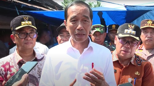 Presiden Joko Widodo (Jokowi) meninjau harga bahan pokok di Pasar Waru, Penajem Paser Utara. Jokowi menilai harga-harga sudah mulai bagus, seperti harga cabai rawit dan bawang merah.