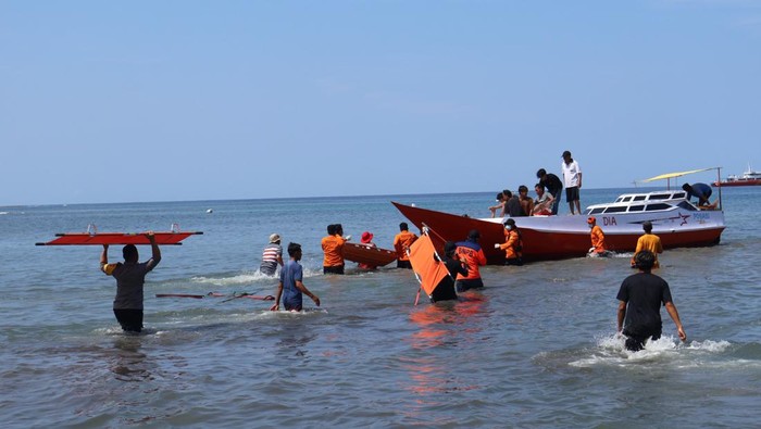 Proses evakuasi korban kapal tenggelam di Mamuju, Sulbar.