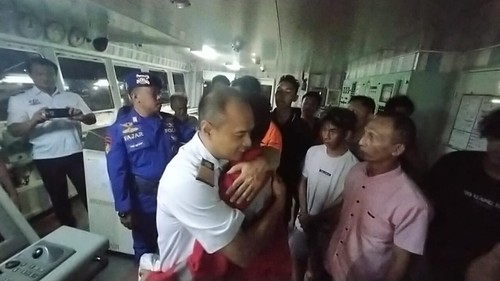 Proses penurunan survivor dari KM Niki Mila ke daratan sekaligus serah terima dengan kapten kapal Niki Mila Rabu (20/12/2023). (Dok. Pos SAR Bima)