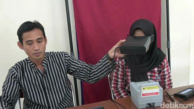 Proses perekaman E-KTP untuk pemilih pemula di Brebes.