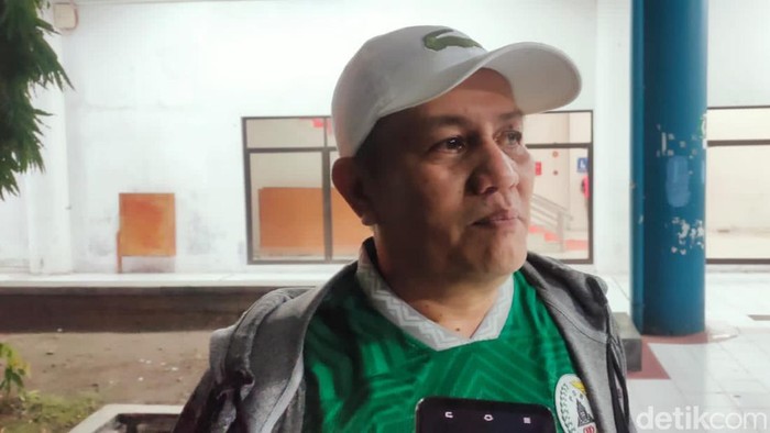 Direktur PT PSS, Gusti Randa, saat menyaksikan laga PSS Sleman vs RANS Nusantara di Stadion Maguwoharjo, Sleman, Jumat (8/12/2023).