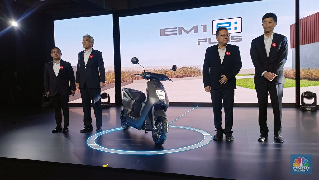 PT Astra Honda Motor (AHM) resmi mengumumkan harga sepeda motor listrik Honda EM1 e: sekaligus memperkenalkan pilihan terbaru Honda EM1 e: PLUS di AHM Safety Riding & Training Center Deltamas, Jawa Barat pada Kamis (21/12). (CNBC Indonesia/Ferry Sandi)