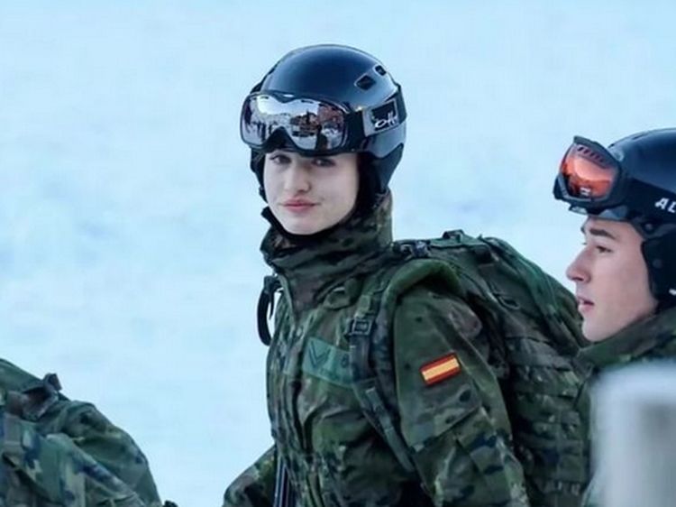 7 Foto Ratu Masa Depan Spanyol Latihan Militer di Tengah Pegunungan Salju