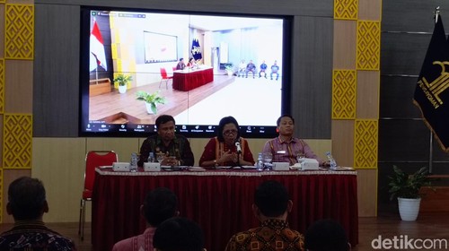 Kakanwil Kemenkumham NTT, Marciana D. Jone (tengah), saat menggelar konferensi pers akhir tahun.