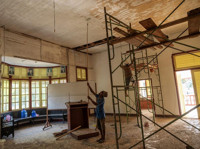 Pekerja mengecat bagian plafon Gedung Juang di Palu, Sulawesi Tengah, Rabu (20/12/2023). Gedung situs sejarah peninggalan Belanda yang dibangun 1905 dan menjadi saksi sejarah serah terima kedaulatan dari Belanda kepada Indonesia pada 16 Mei 1950 itu direnovasi setelah beberapa bagiannya rusak. ANTARA FOTO/Basri Marzuki/aww.