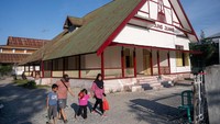 Warga melintas di depan Gedung Juang, Palu, Sulawesi Tengah, yang sedang direnovasi, Rabu (20/12/2023).