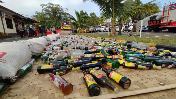 Ribuan botol miras ilegal dimusnahkan Polres Pandeglang (Aris/detikcom)