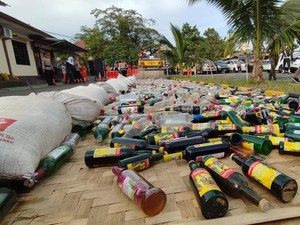 Polres Pandeglang Musnahkan 1.012 Botol Miras Ilegal Jelang Libur Nataru
