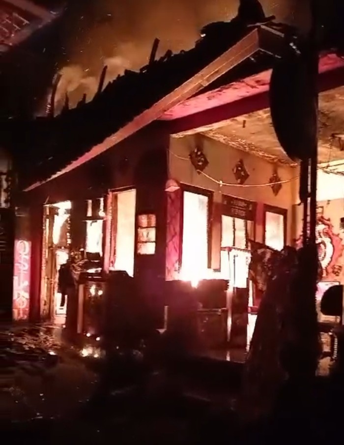 Rumah warga di Banjar Celuk Lima, Desa Tegal Badeng Barat, Kecamatan Negara, Kabupaten Jembrana, yang terbakar, Rabu (20/12/2023). (dok. Damkar Jembrana)