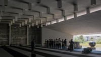 Keunikan lain masjid berkapasitas 1.500 jemaah ini juga bisa dilihat dari dinding masjid. Kisi-kisi dinding masjid ini dibuat dengan susunan bata bolong yang membentuk dua kalimat syahadat dalam huruf Arab.