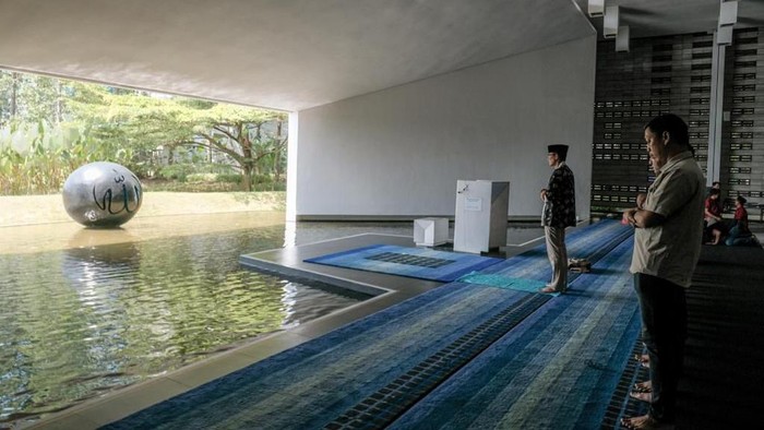 Menparekraf Sandiaga Uno di Masjid Al Irsyad di Kawasan Kota Baru Parahyangan, Padalarang