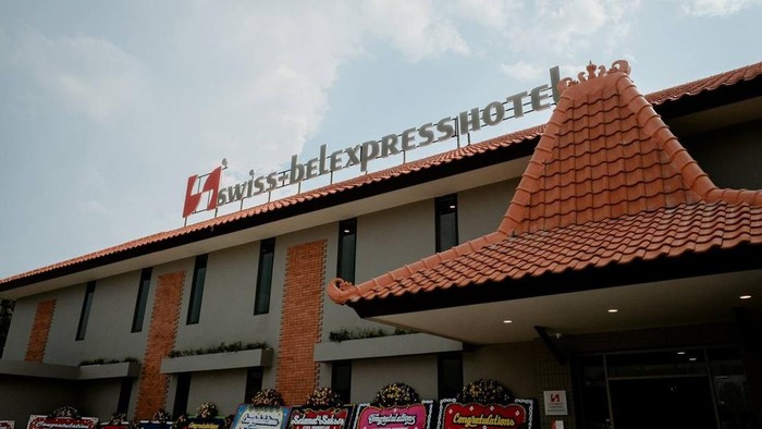 Menteri Pariwisata dan Ekonomi Kreatif/Kepala Badan Pariwisata dan Ekonomi Kreatif (Menparekraf/Kabaparekraf) Sandiaga Salahuddin Uno meresmikan Hotel Swiss-Belexpress di Rest Area KM 164 Tol Cipali (Cikopo-Palimanan)