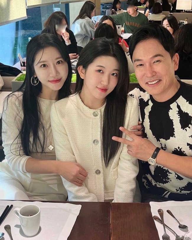 Netizen terkejut bagaimana wanita yang punya lebih dari 3 juta follower itu sudah memiliki anak berusia 20 tahun karena tampak begitu muda. Foto: Instagram